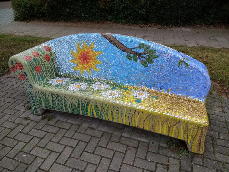 Kleurrijke mozaïekbank met bloemmotief aan de Beethovenlaan