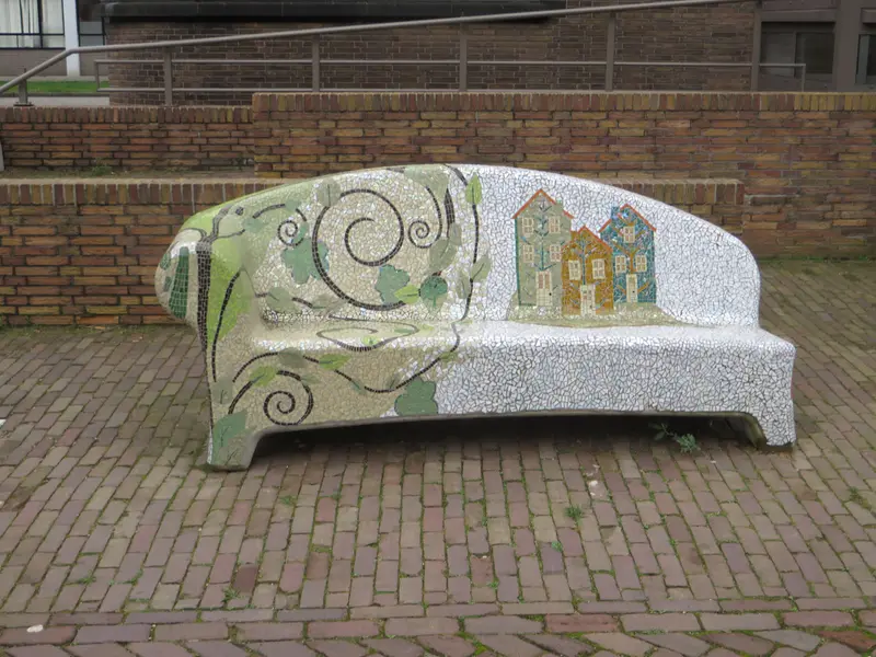 Mozaïekbank met huisjesmotief in de Van Oldenbarneveldtstraat in het Arnhemse Broek