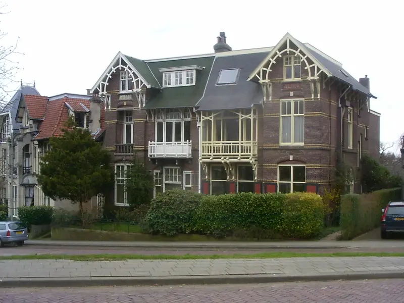 Villa met puntgevels en erkers aan het Burgemeestersplein in de Burgemeesterswijk