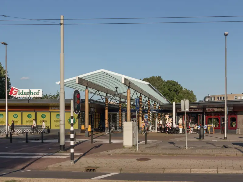 Overkapping en entree van winkelcentrum De Elderhof in Elderveld