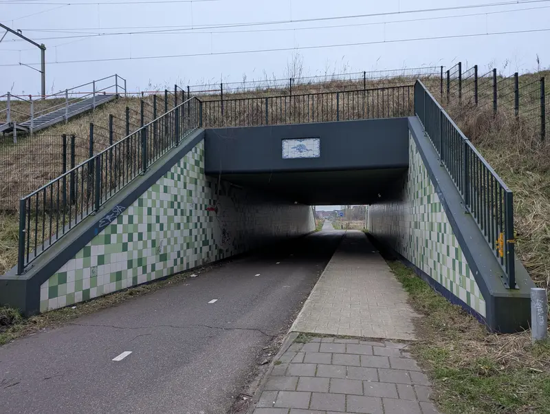 Fietstunnel onder het spoor bij het Kortenhoefpad, met fiets- en voetpad