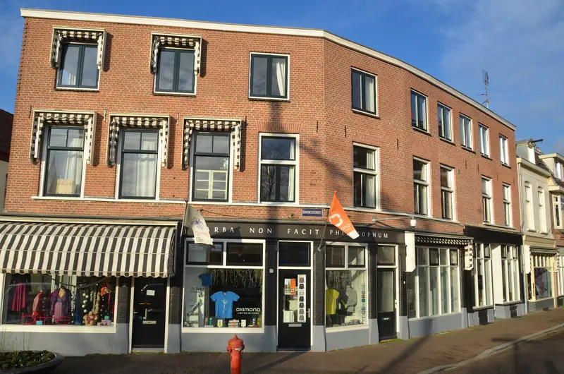 Winkelpanden met luifels in het modekwartier aan de Klarendalseweg in Klarendal