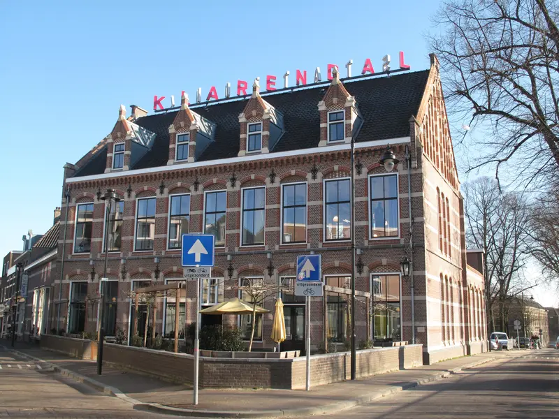 Gebouw Station Klarendal aan de Klarendalseweg, met de naam Klarendal in grote letters op het dak