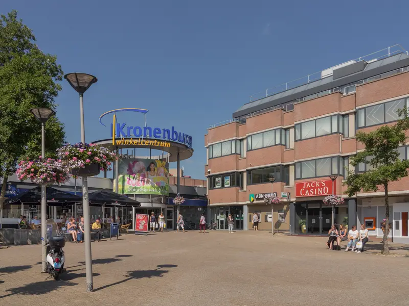Plein voor winkelcentrum Kronenburg met de entree, lantaarns en winkelgevels