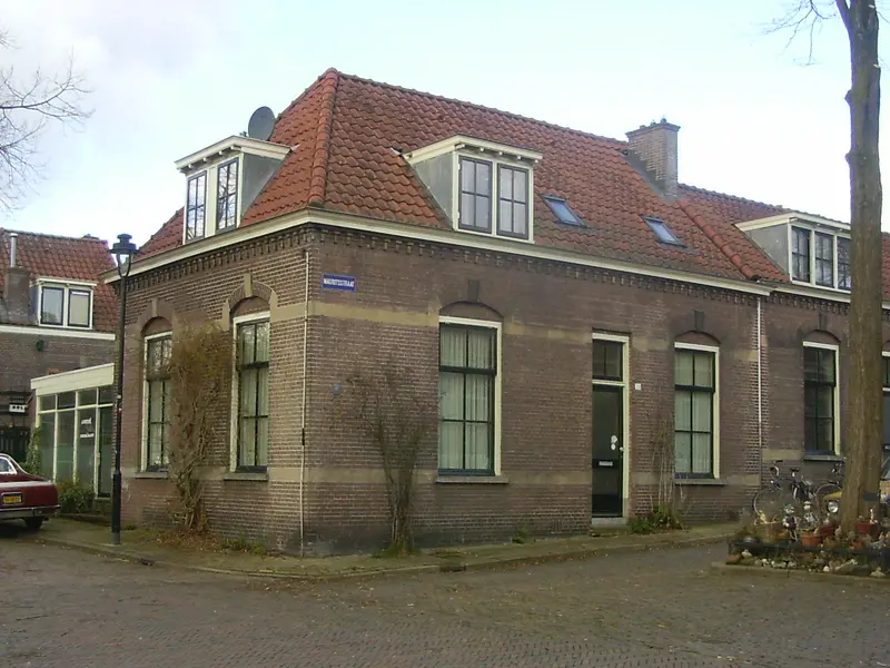 Bakstenen hoekhuis met rode pannen in de Mauritsstraat in Lombok