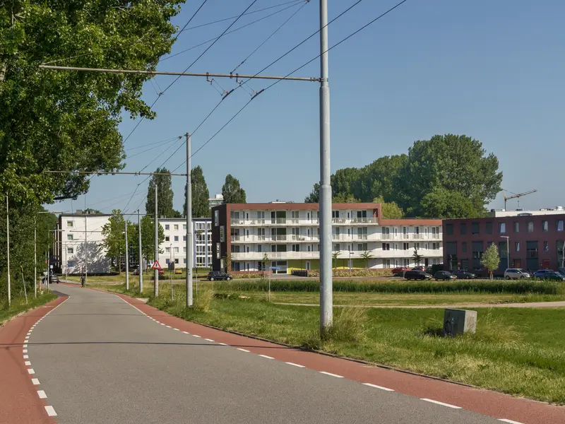 Gelderse Rooslaan in Malburgen-West met fietspad, trolleybusdraden en appartementengebouwen