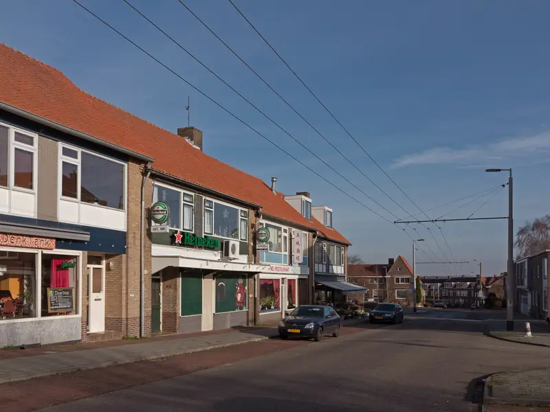 Sperwerstraat in Monnikenhuizen met winkels op de begane grond en trolleybusdraden