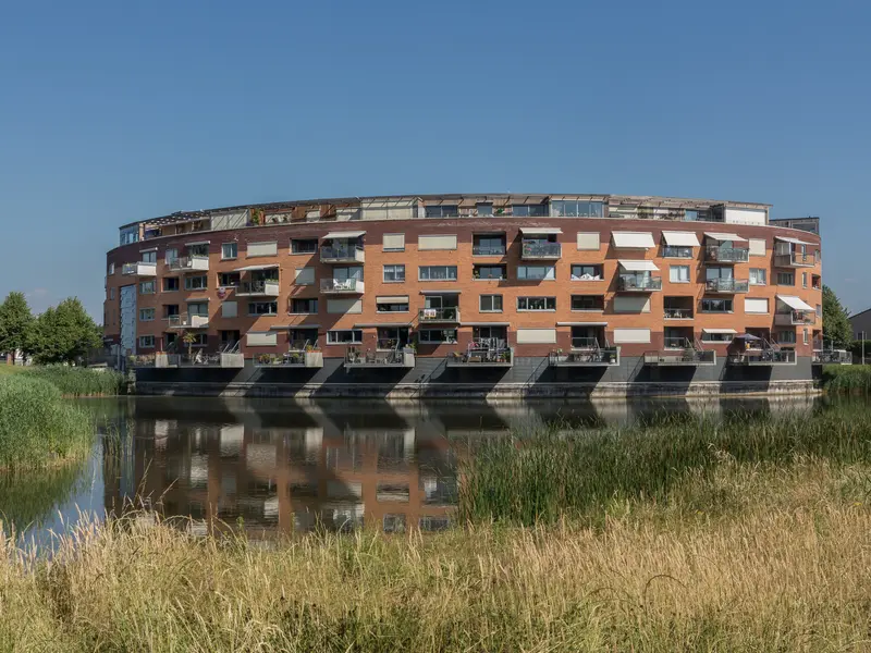 Rond appartementengebouw aan het water bij de Emily Brontësingel in Rijkerswoerd