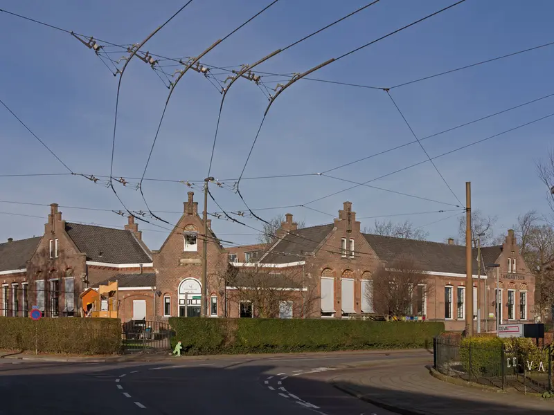 Kruising van de Rosendaalseweg en de Raapopseweg met een bakstenen schoolgebouw